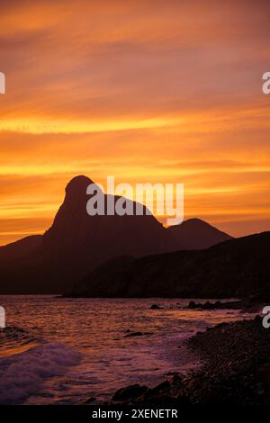 Ultima luce del giorno sotto un suggestivo cielo dorato con un paesaggio sagomato con nuvole che strisciano il cielo; Bai Nhat, con Dao, Vietnam Foto Stock