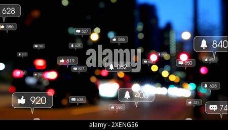 Immagine delle icone dei social media e dei punti di luce con una vista sfocata del traffico cittadino notturno Foto Stock