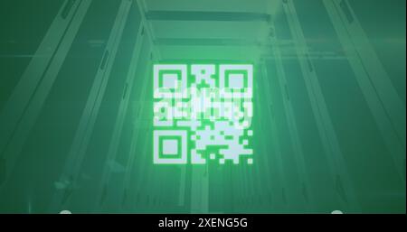 Immagine dello scanner di codici qr al neon e dell'elaborazione dei dati rispetto alla sala server del computer Foto Stock