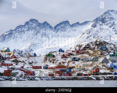 Città Tasiilaq (precedentemente chiamata Ammassalik), Regno di Danimarca. Foto Stock