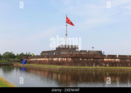 La torre di bandiera della cittadella della città Proibita di Hue in Vietnam. Questo complesso di fortezza e palazzo iniziò la costruzione nel 1805 dall'imperatore Gia Long. Foto Stock