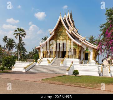 Tempio buddista color oro nella città di Luang Prabang, patrimonio dell'umanità dell'UNESCO del Laos. Foto Stock