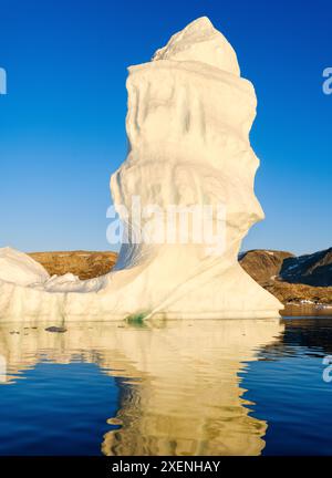 Paesaggio con iceberg nel Sermilik (Sermiligaaq) Icefjord nella Groenlandia orientale. Ammassalik, territorio danese. Foto Stock