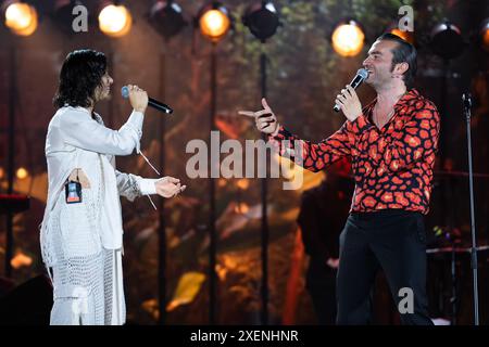 Tropico, alias Davide Petrella, ed Elisa si esibiscono dal vivo in Piazza del Plebiscito a Napoli per il Tropico Tour 2024. Napoli-Italia, giugno 28. 2024 crediti: Andrea Guli/Alamy Live News Foto Stock