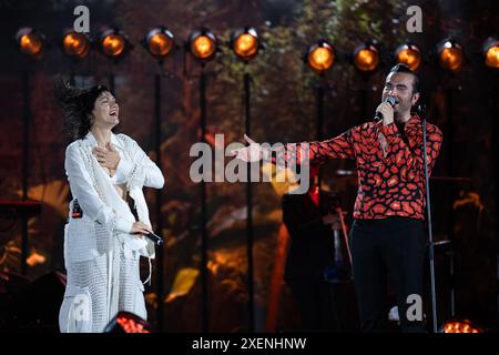 Tropico, alias Davide Petrella, ed Elisa si esibiscono dal vivo in Piazza del Plebiscito a Napoli per il Tropico Tour 2024. Napoli-Italia, giugno 28. 2024 crediti: Andrea Guli/Alamy Live News Foto Stock