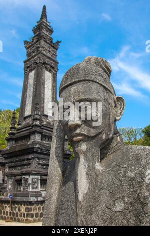 Statua e torre presso la tomba di Khai Dinh Hue - Vietnam. Khai Ding fu imperatore del Vietnam dal 1916 fino alla sua morte nel 1925 e costruì un imponente complesso Foto Stock