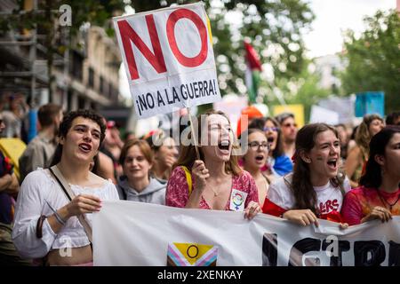 Madrid, Spagna. 28 giugno 2024. I manifestanti gridano e tengono uno striscione che dice in spagnolo "No alla guerra”, durante la manifestazione dell'orgoglio critico che ha girato le strade di Madrid, quest'anno è stato a sostegno del popolo palestinese. Diversi gruppi che compongono la Madrid Critical Pride Platform hanno organizzato una manifestazione alternativa contro gli eventi ufficiali del World Pride e hanno cercato di rivendicare i diritti del collettivo LGTBIQ. Credito: SOPA Images Limited/Alamy Live News Foto Stock