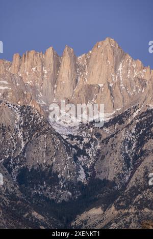 Stati Uniti, California, Sierra Nevada Mountains. Alba sul monte Whitney. Foto Stock