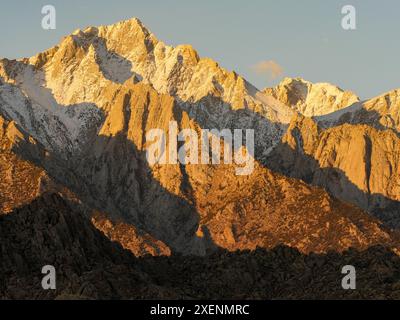 MT. Lone Pine all'alba, Mount Whitney, Sierra Nevada Mountains, Lone Pine, California Foto Stock
