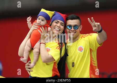 Glendale, Stati Uniti. 28 giugno 2024. GLENDALE, ARIZONA - GIUGNO 28: I tifosi colombiani posano sulle foto prima della partita tra Colombia e Costa Rica come parte del gruppo D della CONMEBOL Copa America 2024 allo State Farm Stadium il 28 giugno 2024 a Glendale, Stati Uniti. (Foto di Alejandro Salazar/PxImages) credito: PX Images/Alamy Live News Foto Stock