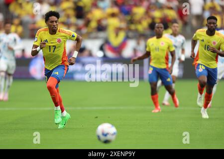 Glendale, Stati Uniti. 28 giugno 2024. GLENDALE, ARIZONA - GIUGNO 28: Johan Mojica della Colombia corre per il ballo durante una partita tra Colombia e Costa Rica come parte del gruppo D della CONMEBOL Copa America 2024 allo State Farm Stadium il 28 giugno 2024 a Glendale, USA. (Foto di Alejandro Salazar/PxImages) credito: PX Images/Alamy Live News Foto Stock