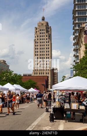 La Lincoln Bank Tower sorge sopra il mercato agricolo YLNI nel centro di Fort Wayne, Indiana, Stati Uniti. Foto Stock