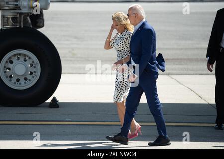 Queens, Stati Uniti. 28 giugno 2024. Il presidente degli Stati Uniti Joe Biden e la First Lady Dr. Jill Biden lasciano l'Air Force One all'arrivo all'aeroporto internazionale John F. Kennedy di New York, per la loro visita alla cerimonia di apertura dello Stonewall National Monument Visitor Center. Credito: SOPA Images Limited/Alamy Live News Foto Stock