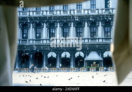 Tavolo e sedie di fronte al Cafe Florian, Venezia, Italia Foto Stock