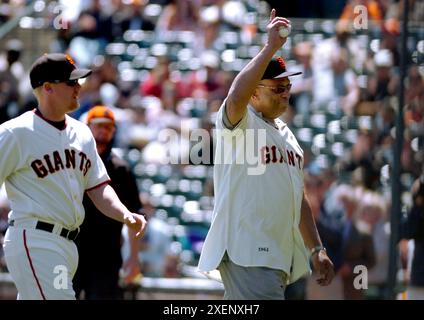 San Francisco, Stati Uniti. 15 aprile 2008. La leggenda dei San Francisco Giants Orlando Cepeda ondeggia alla folla dopo aver gettato fuori il primo campo cerimoniale prima di una partita contro gli Arizona Diamondbacks a San Francisco il 15 aprile 2008. (Foto di Kristopher Skinner/Bay area News Group/TNS/Sipa USA) credito: SIPA USA/Alamy Live News Foto Stock