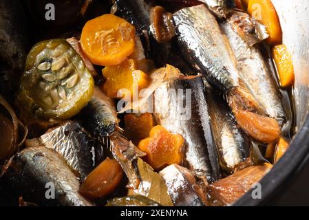 Sardine spagnole appena cucinate in una pentola a pressione - Un piatto filippino Foto Stock