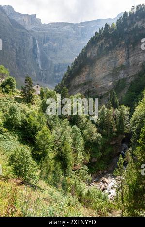 Esterno delle famose cascate di Gavarnie nei Pirenei francesi meridionali. Foto Stock