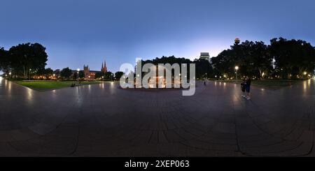 Visualizzazione panoramica a 360 gradi di 360° Panorama della Archibald Memorial Fountain a Hyde Park e St Marys al crepuscolo con avenue of Large Hill's Weeping Figs a Sydney, Australia