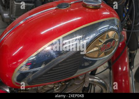 Bordeaux , Francia - 06 11 2024 : marchio BSA logo e testo su serbatoio di carburante rosso vintage della moto moto classica moto retrò britannica Foto Stock