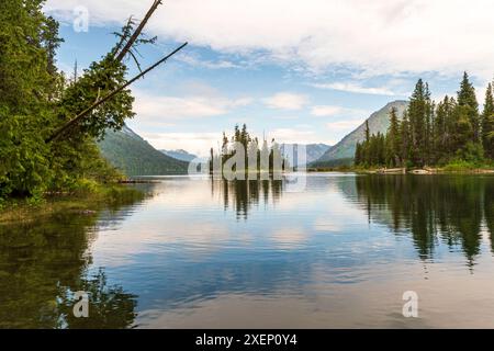 Una foto orizzontale del lago Wenatchee nello stato di Washington, circondato da alberi sempreverdi e Cascade Mountains che si riflettono nelle calme acque del lago. Foto Stock