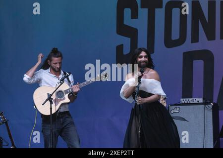 New York, New York, Stati Uniti. 28 giugno 2024. Conchita Wurst si esibisce sul palco Stonewall Day 2024 nella Public Square & Gardens di Hudson Yards a New York il 28 giugno 2024 (Credit Image: © Lev Radin/ZUMA Press Wire) SOLO PER USO EDITORIALE! Non per USO commerciale! Foto Stock