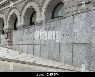 gradini che conducono al municipio, all'ufficio postale federale del centro di brooklyn e al tribunale fallimentare (cadman plaza) archi, colonne, scale (ingresso dell'edificio) Foto Stock