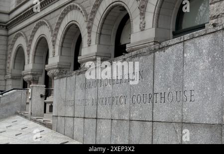 gradini che conducono al municipio, all'ufficio postale federale del centro di brooklyn e al tribunale fallimentare (cadman plaza) archi, colonne, scale (ingresso dell'edificio) Foto Stock