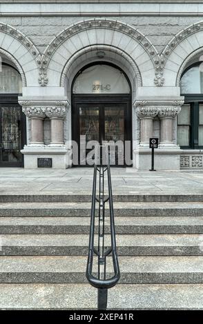 gradini che conducono al municipio, all'ufficio postale federale del centro di brooklyn e al tribunale fallimentare (cadman plaza) archi, colonne, scale (ingresso dell'edificio) Foto Stock