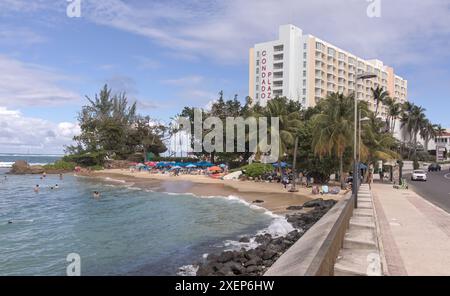 L'hotel Condado Plaza e la spiaggia tropicale sono viste dal ponte Puente Dos Hermanos nella vecchia San Juan Puerto Rico. Foto Stock