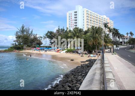 L'hotel Condado Plaza e la spiaggia tropicale sono viste dal ponte Puente Dos Hermanos nella vecchia San Juan Puerto Rico. Foto Stock