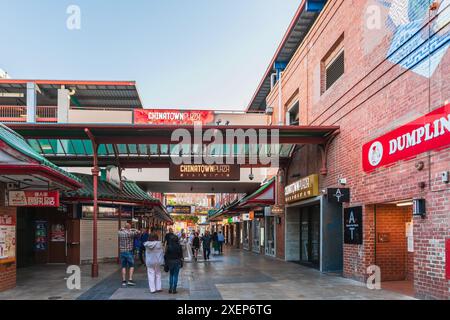 Adelaide, Australia del Sud - 19 dicembre 2020: Caffè, ristoranti e boutique con gente nel centro di Adelaide City Chinatown verso Gouger Str Foto Stock