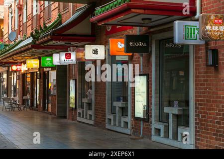 Adelaide, Australia del Sud - 19 dicembre 2020: Caffè, ristoranti e boutique nel centro di Adelaide Chinatown verso l'ingresso di Gouger Street duri Foto Stock