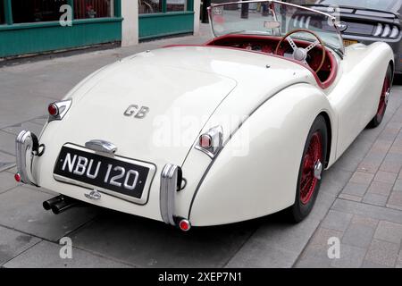 Una Jaguar XK120 bianca, un'auto sportiva prodotta da Jaguar tra il 1948 e il 1954 Foto Stock