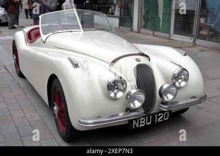 Una Jaguar XK120 bianca, un'auto sportiva prodotta da Jaguar tra il 1948 e il 1954 Foto Stock