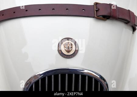 Una Jaguar XK120 bianca, un'auto sportiva prodotta da Jaguar tra il 1948 e il 1954 Foto Stock