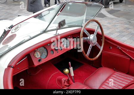 Una Jaguar XK120 bianca, un'auto sportiva prodotta da Jaguar tra il 1948 e il 1954 Foto Stock