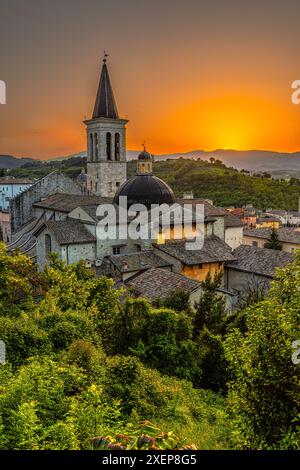 Panorama del complesso cattedrale di Santa Maria Assunta a Spoleto illuminato dalla luce del tramonto. Spoleto, provincia di Perugia, Umbria, Italia Foto Stock