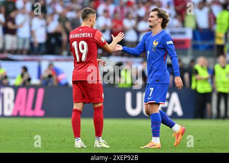 Przemyslaw Frankowski (19) della Polonia e Antoine Griezmann (7) della Francia nella foto dopo una partita di calcio tra le squadre nazionali di Francia e Polonia nella terza giornata del gruppo D nella fase a gironi del torneo UEFA Euro 2024 , mercoledì 25 giugno 2024 a Dortmund , Germania . FOTO SPORTPIX | David Catry Foto Stock