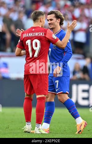 Przemyslaw Frankowski (19) della Polonia e Antoine Griezmann (7) della Francia nella foto dopo una partita di calcio tra le squadre nazionali di Francia e Polonia nella terza giornata del gruppo D nella fase a gironi del torneo UEFA Euro 2024 , mercoledì 25 giugno 2024 a Dortmund , Germania . FOTO SPORTPIX | David Catry Foto Stock