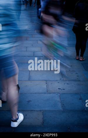 Le gambe dei pedoni camminano per lo shopping o per gli spostamenti Foto Stock