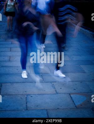 Le gambe dei pedoni camminano per lo shopping o per gli spostamenti Foto Stock