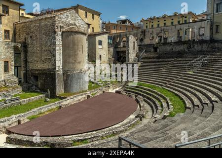 I resti del teatro romano del i secolo. Si trova all'interno del complesso monumentale di Sant'Agata. Spoleto, Provincia di Perugia, Umbria, Europa Foto Stock