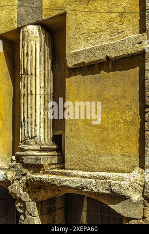 Una colonna dell'antico tempio romano che si trovava vicino all'Arco di Druso e Germanico. Spoleto, provincia di Perugia, Umbria, Italia, Europa Foto Stock