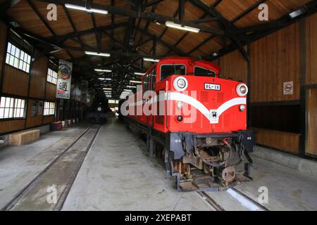 ALISHAN, TAIWAN; 6 APRILE 2015: Locomotiva a vapore è utilizzata nella Alishan Forest Railway nel garage della ferrovia forestale di alishan il 6 aprile. la foresta railwa Foto Stock