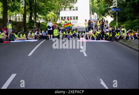 Essen, Germania. 29 giugno 2024. I manifestanti bloccano una strada di accesso alla conferenza del partito nazionale AfD nella Grugahalle di Essen. Alla conferenza di due giorni, l'AfD prevede di eleggere un nuovo comitato esecutivo federale, tra le altre cose. Numerose organizzazioni hanno manifestato opposizione alla riunione e più di una dozzina di contro-dimostrazioni. Crediti: Bernd von Jutrczenka/dpa/Alamy Live News Foto Stock