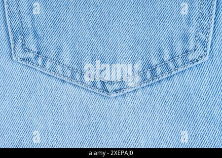 Frammento della tasca posteriore laterale di pantaloni blu jeans macro, primo piano. Sfondo denim, texture, mockup. Concetto di moda, shopping, vendita. Dettagli di progettazione, el Foto Stock