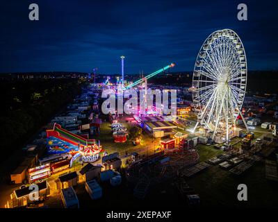 Ripresa aerea serale del parco divertimenti Hoppings di Newcastle upon tyne Foto Stock