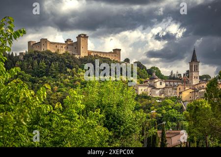 Panorama della città medievale di Spoleto con la Rocca Albornoziana e il Duomo. Spoleto, provincia di Perugia, Umbria, Italia, Europa Foto Stock