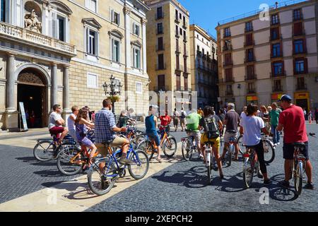 Turisti in bicicletta. Palau de la Generalitat. Piazza Sant Jaume. Quartiere gotico. Barcellona. Catalogna. Spagna. Foto Stock