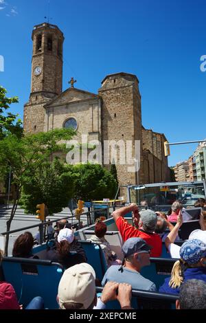 Autobus turistico, chiesa parrocchiale di Sant Vicenj de Sarrià, Barcellona, Catalogna, Spagna Foto Stock